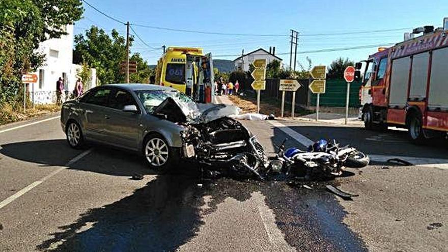 El turismo y la moto implicados en el accidente.