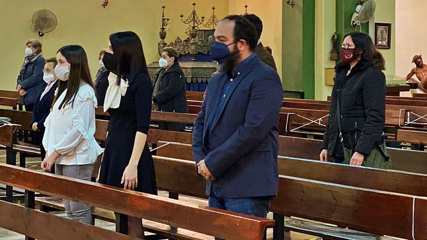 Las Falleras Mayores, Alba Ramón y Sandra Faus, junto a Telmo Gadea, en la iglesia de Sant Josep. |