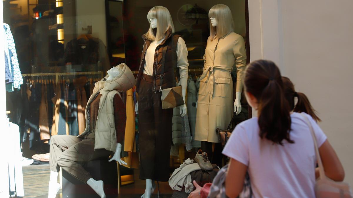 Escaparate de una tienda de ropa, en una imagen de archivo.