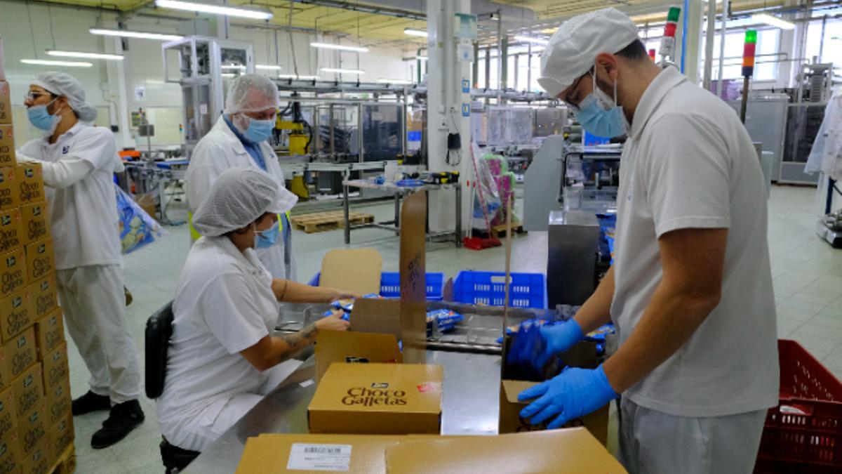 Varios operarios en el interior de una empresa industrial del Archipiélago.