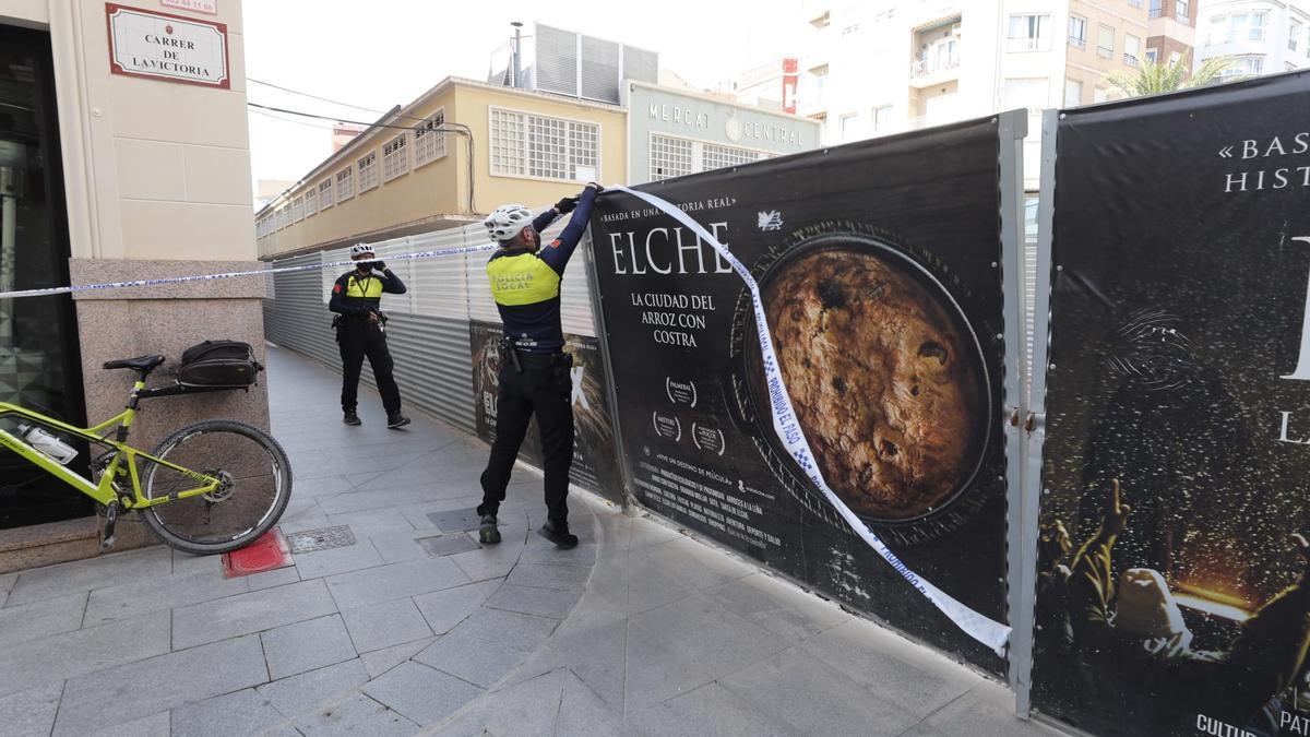 La Policía Local acordona las calles junto a las vallas del Mercado Central