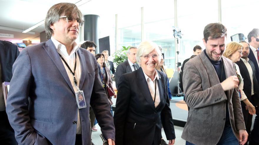 L'eurodiputada de Junts Clara Ponsatí assisteix al ple del Parlament Europeu acompanyada de Carles Puigdemont i Toni Comín després de la detenció i posterior posada en llibertat en el retorn a Catalunya