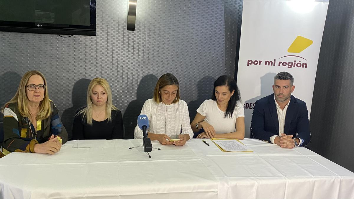 Manuela Marín (i), esta mañana en la rueda de prensa de Por mi Región.