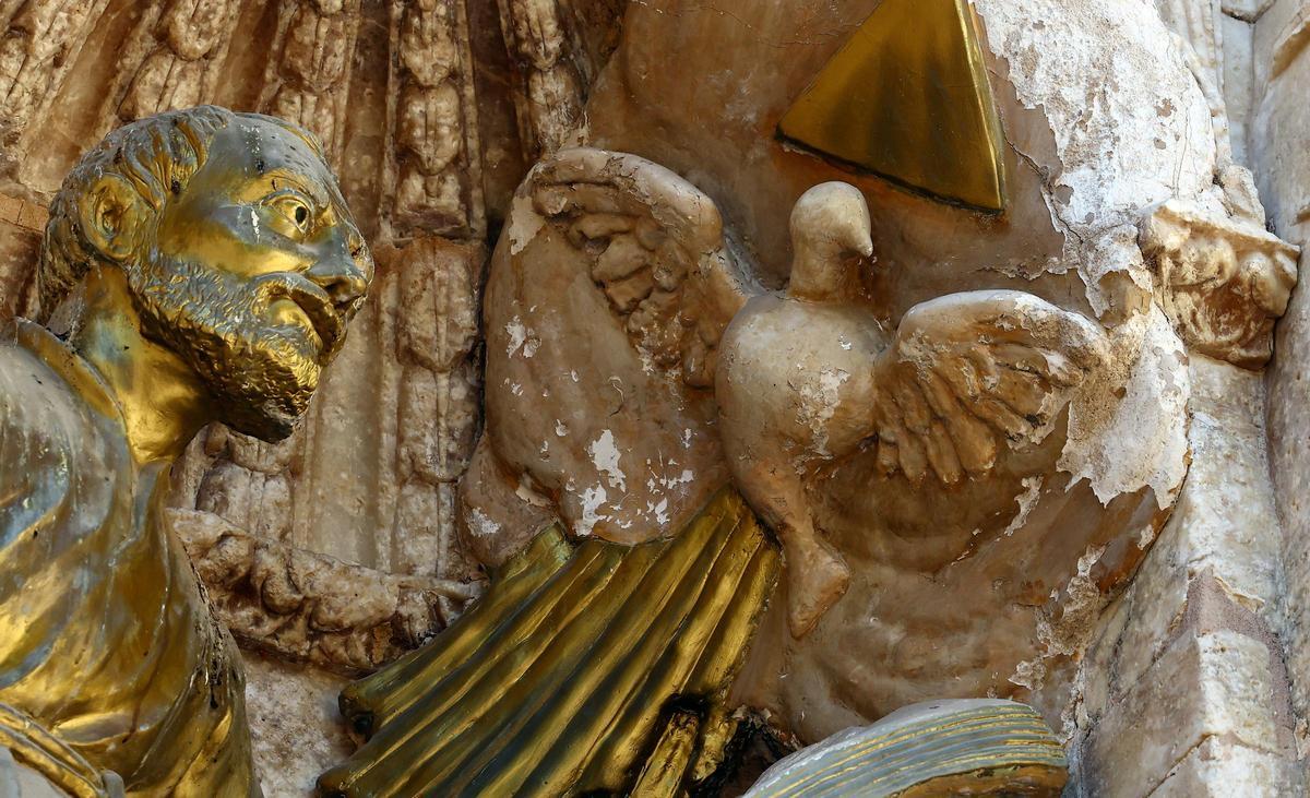 Detalle de una paloma incrustada en Zaragoza