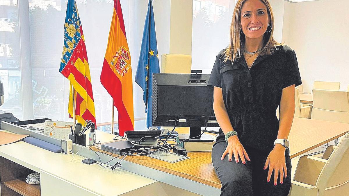 María Tormo posa en su despacho tras un primer mes y medio de aprendizaje continuo al frente del Ayuntamiento.