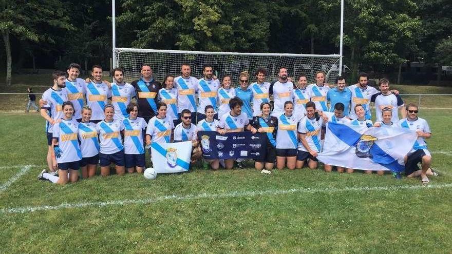 Imagen de los equipos masculino y femenino de la selección en la jornada ayer en Lorient.