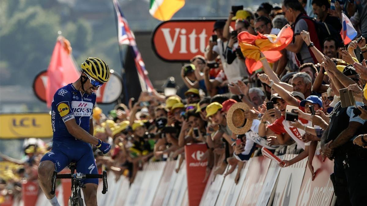 segea44361659 france s julian alaphilippe celebrates as he crosses the fin180717190729