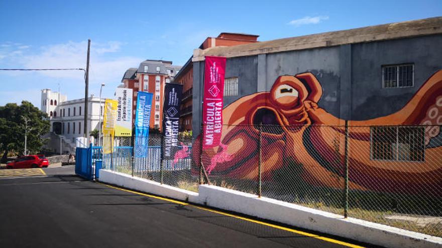 Exterior del almacén industrial anexo a la Escuela de Arte y Superior de Diseño Fernando Estévez.