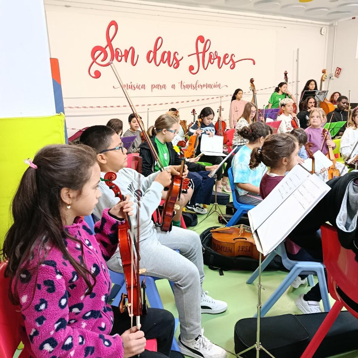 La orquesta Son das Flores, en uno de sus ensayos.