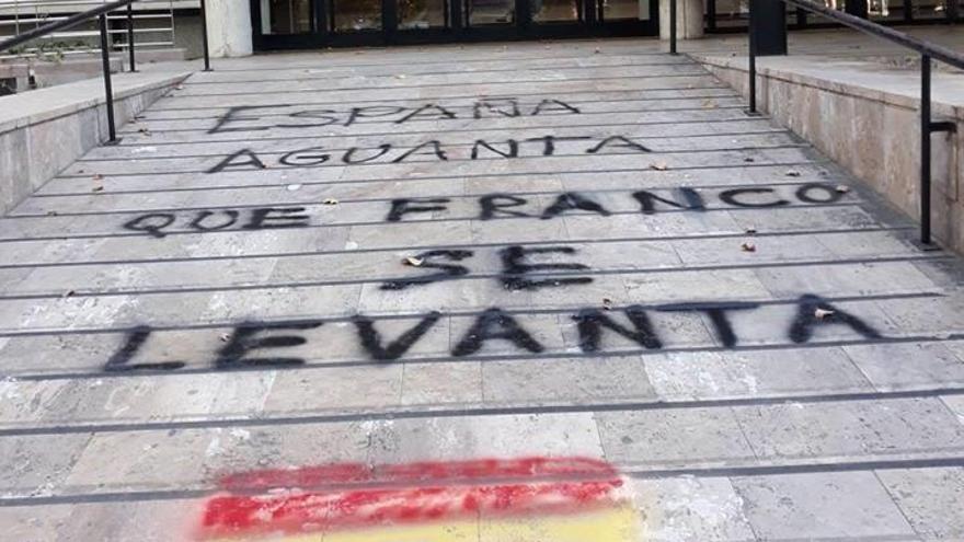 La pintada en la rampa de la Facultad de Psicología.