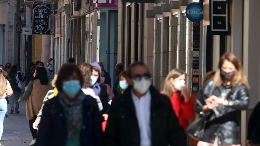 Paseantes por una calle del Centro de Málaga. | ÁLEX ZEA