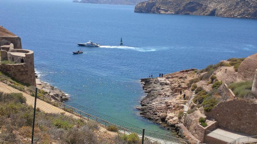 Detonan una bomba junto a la playa de Cala Cortina