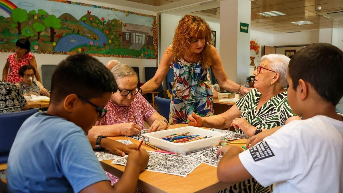 Niños y usuarios del Centro de Día durante el taller de pintura organizado en el marco del programa Estiu Jove Inclusiu.
