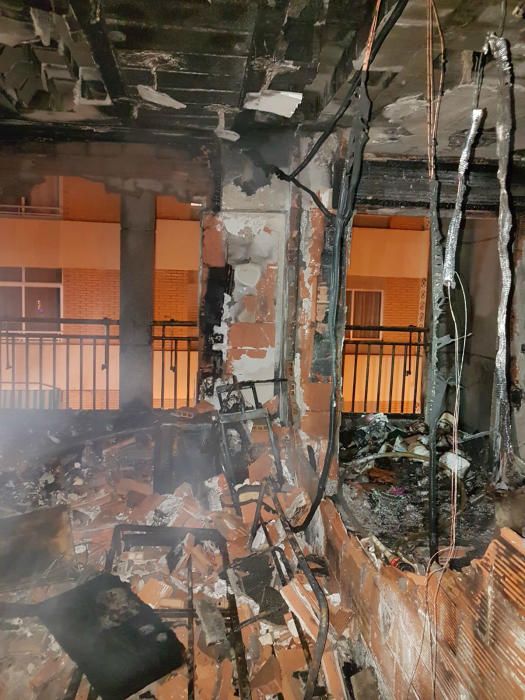 El segundo piso del edificio de la calle San Julián quedó ayer devastado por las llamas