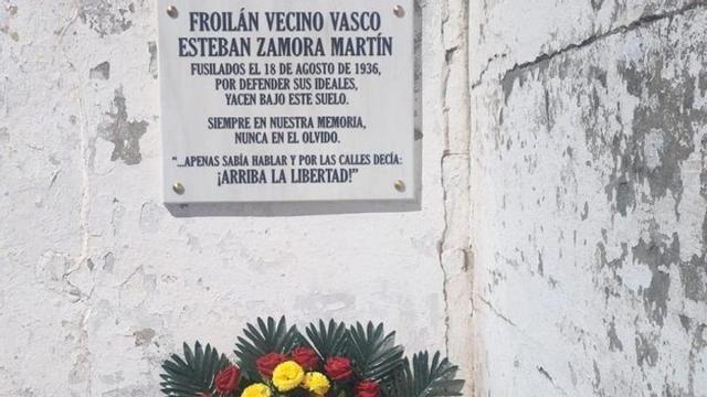 Placa colocada en el cementerio de Castrogonzalo. | E. P.