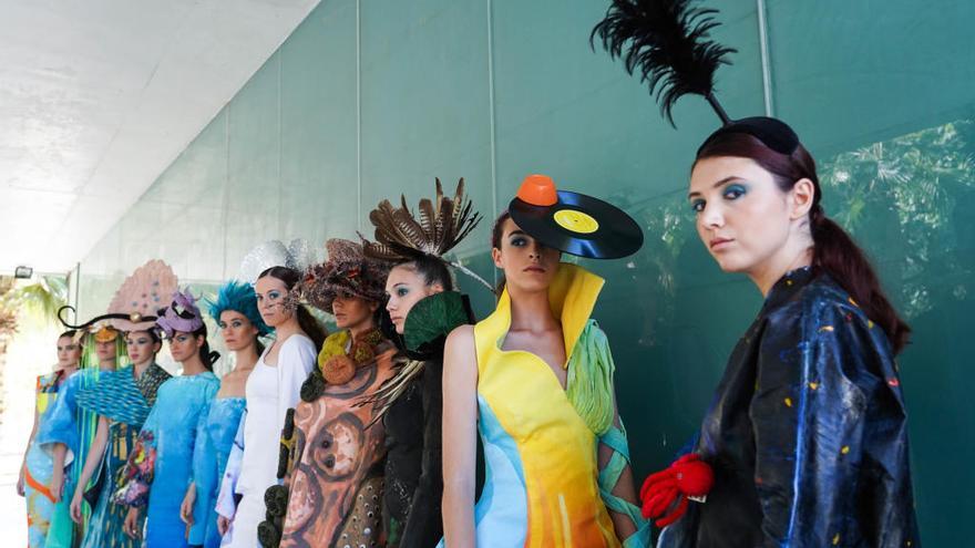 Las diez modelos posan con los trajes diseñados por Manuel Fernández y elaborados por el artista plástico Alfonso Cruz.