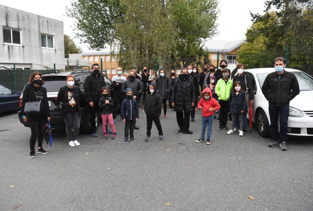 Protesta de padres de alumnos del colegio Parga Pondal de Santa Cruz