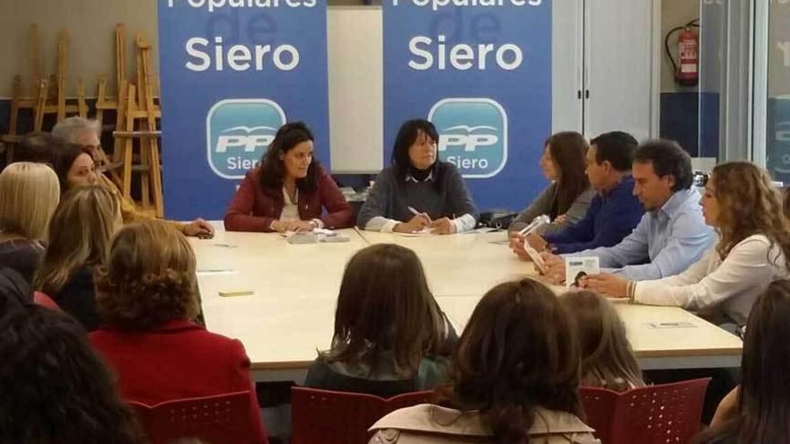 Beatriz Polledo y Susana López Ares, ayer, en La Fresneda.