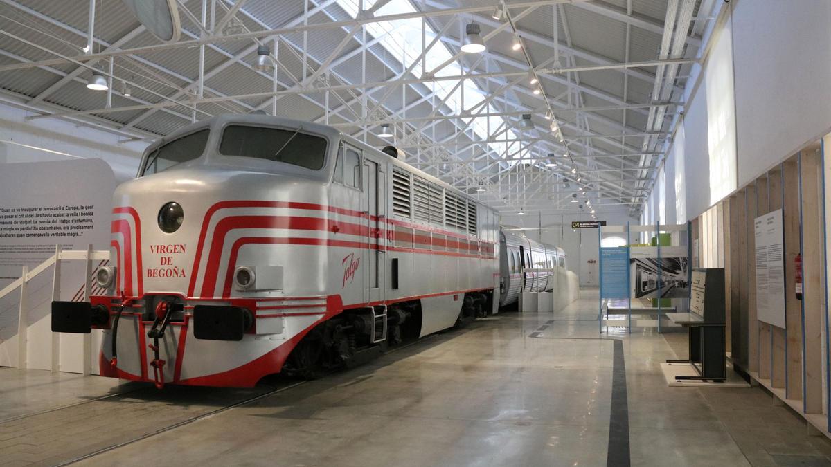 Interior de la nueva nave del Museu del Ferrocarril de Catalunya, con la exposición del Talgo II