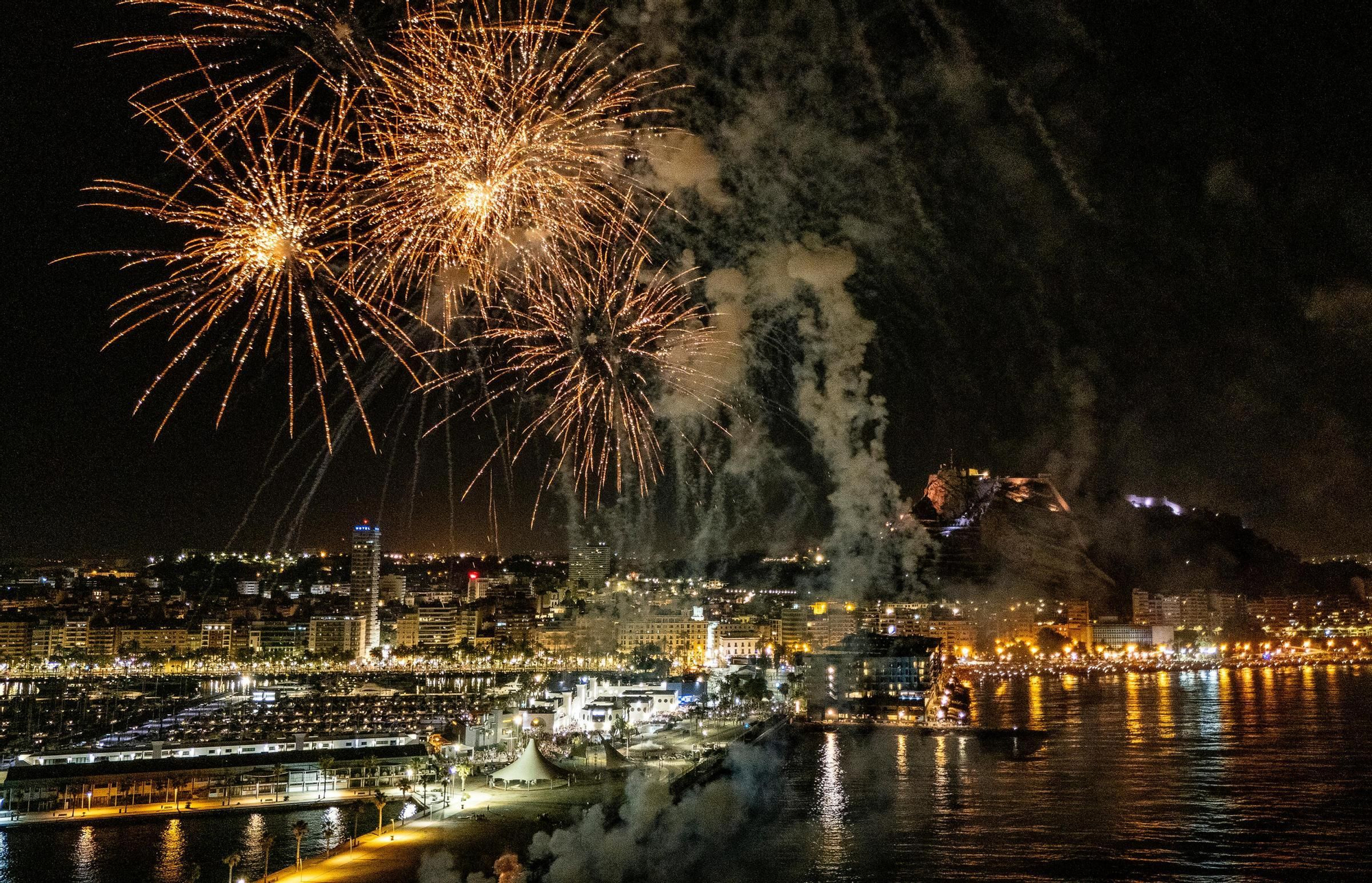 Los fuegos artificiales de Pirotecnia Turis cautivan desde el puerto de Alicante