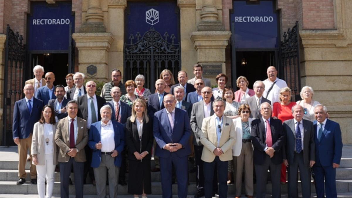 Manuel Torrralbo con los graduados de la primera promoción de Ingenieros Agrónomos