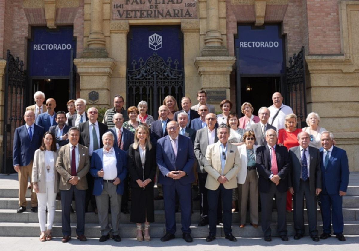Manuel Torrralbo con los graduados de la primera promoción de Ingenieros Agrónomos