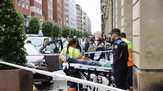 Dos heridos y tres coches implicados en un fuerte accidente múltiple en el centro de Gijón
