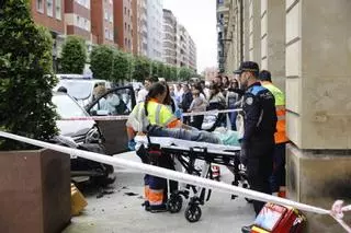 EN IMÁGENES: Dos heridos y tres coches implicados en un fuerte accidente múltiple en el centro de Gijón