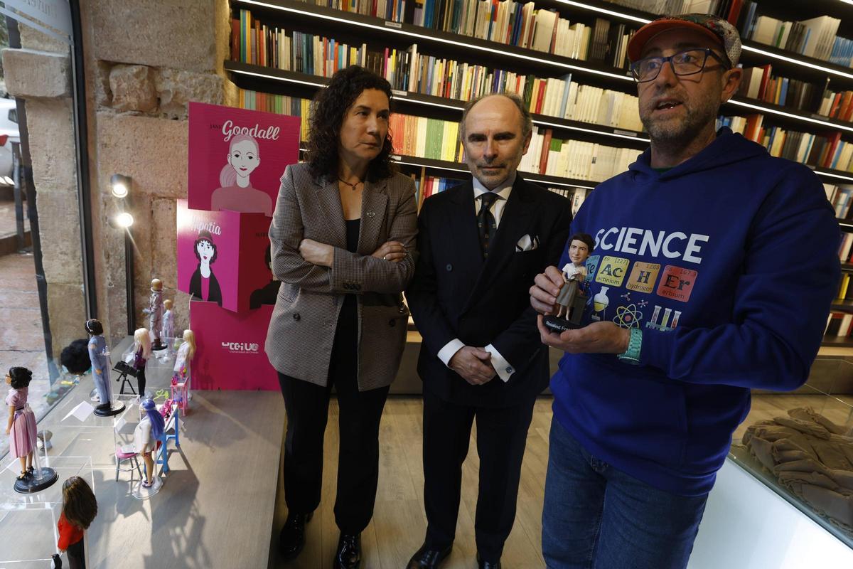Irene Díaz, Ignacio Villaverde y José Montejo, con su muñeca preferida, de la química Rosalind Franklin, en la exposición en Oviedo.