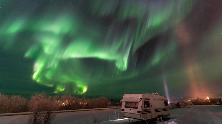 Imagen de una aurora boreal sobre la caravana en la que vive.