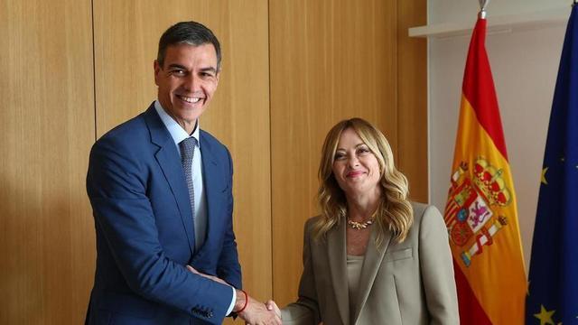 Arxiu - El president del Govern, Pedro Sánchez i la primera ministra d’Itàlia, Giorgia Meloni, en una reunió bilateral durant el Consell Europeu a Brussel·les.