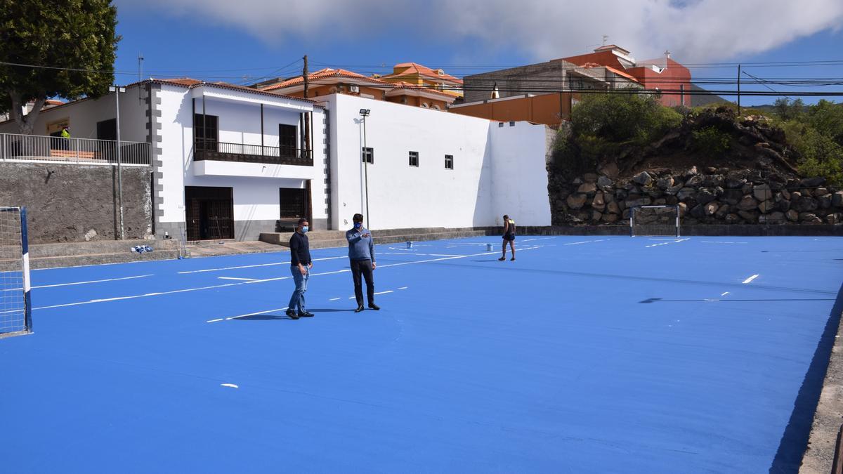 El Alcalde visita las obras que se realizan en el polideportivo de El Molledo