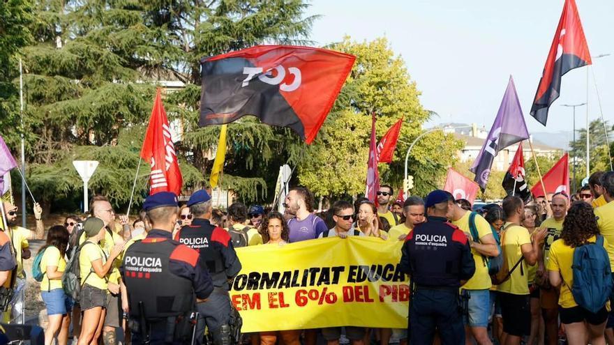 Mestres i professors de la Catalunya central alcen la veu en la vaga del primer dia de curs: "Cada vegada és més difícil fer classe"