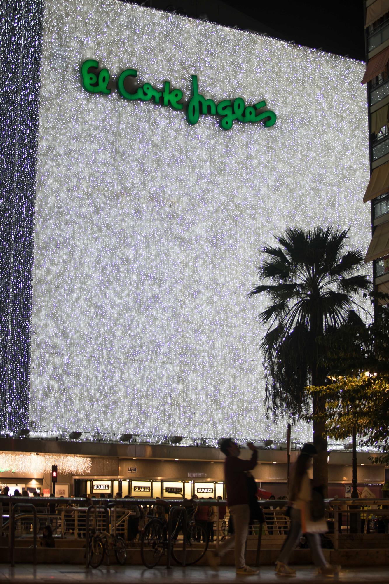 Las falleras mayores Carmen y Nerea encienden las primeras luces de Navidad