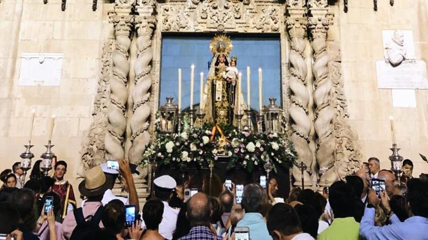 Alicantinos y turistas participan en la procesión extraordinaria de la Virgen del Carmen en Alicante