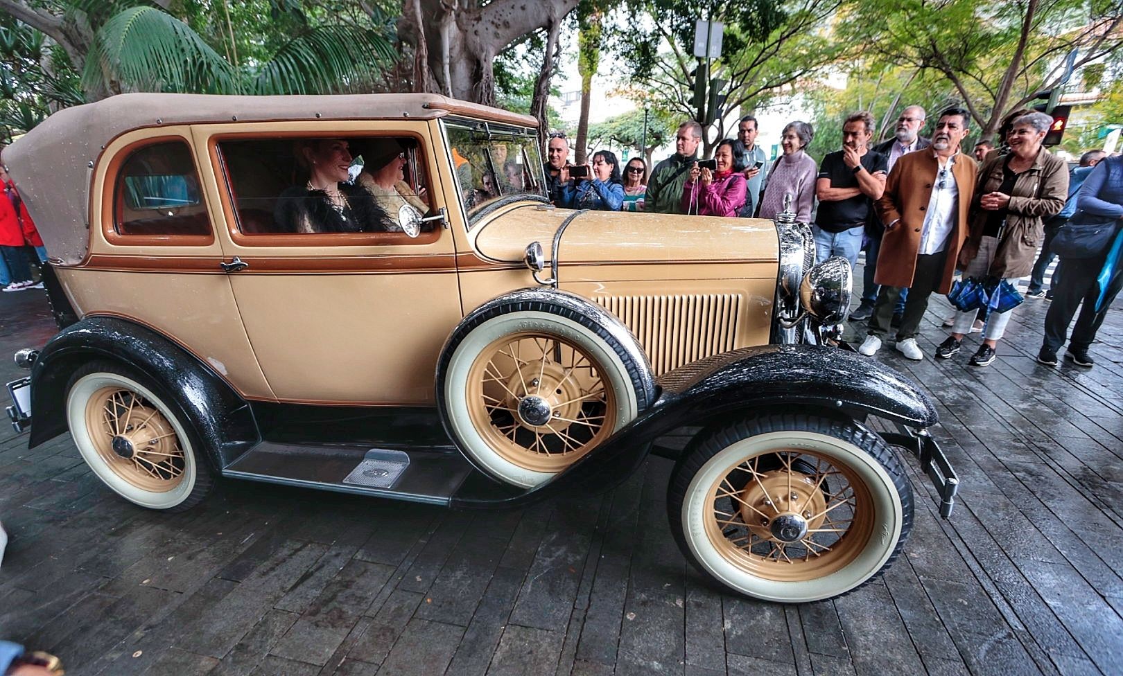 Exhibición de coches antiguos en el Carnaval de Santa Cruz de Tenerife