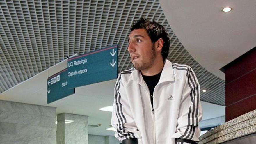 Cazorla será baja tras fracturarse el peroné y ser operado ayer