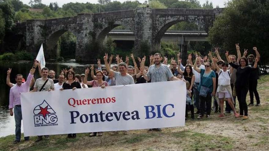 Concentración del BNG junto al puente, en 2016. // Bernabé/Luismy