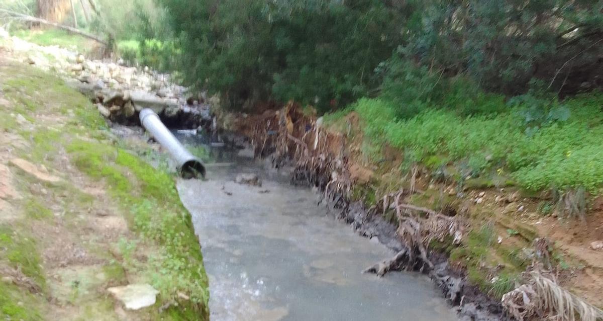 Vertidos de aguas fecales en el barranc de la Font de la Canyada.