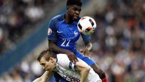 Samuel Umtiti, defensa del FC Barcelona, en acción en el Francia-Islandia de la Eurocopa 2016