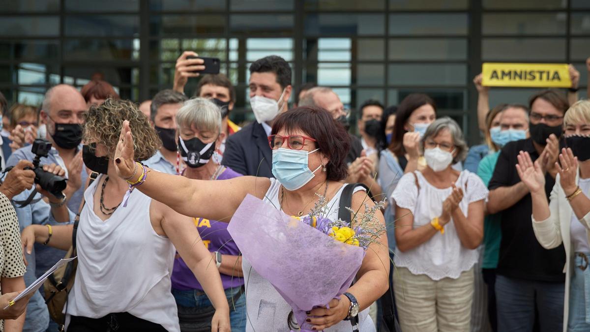 Dolors Bassa surt de la presó de Figueres