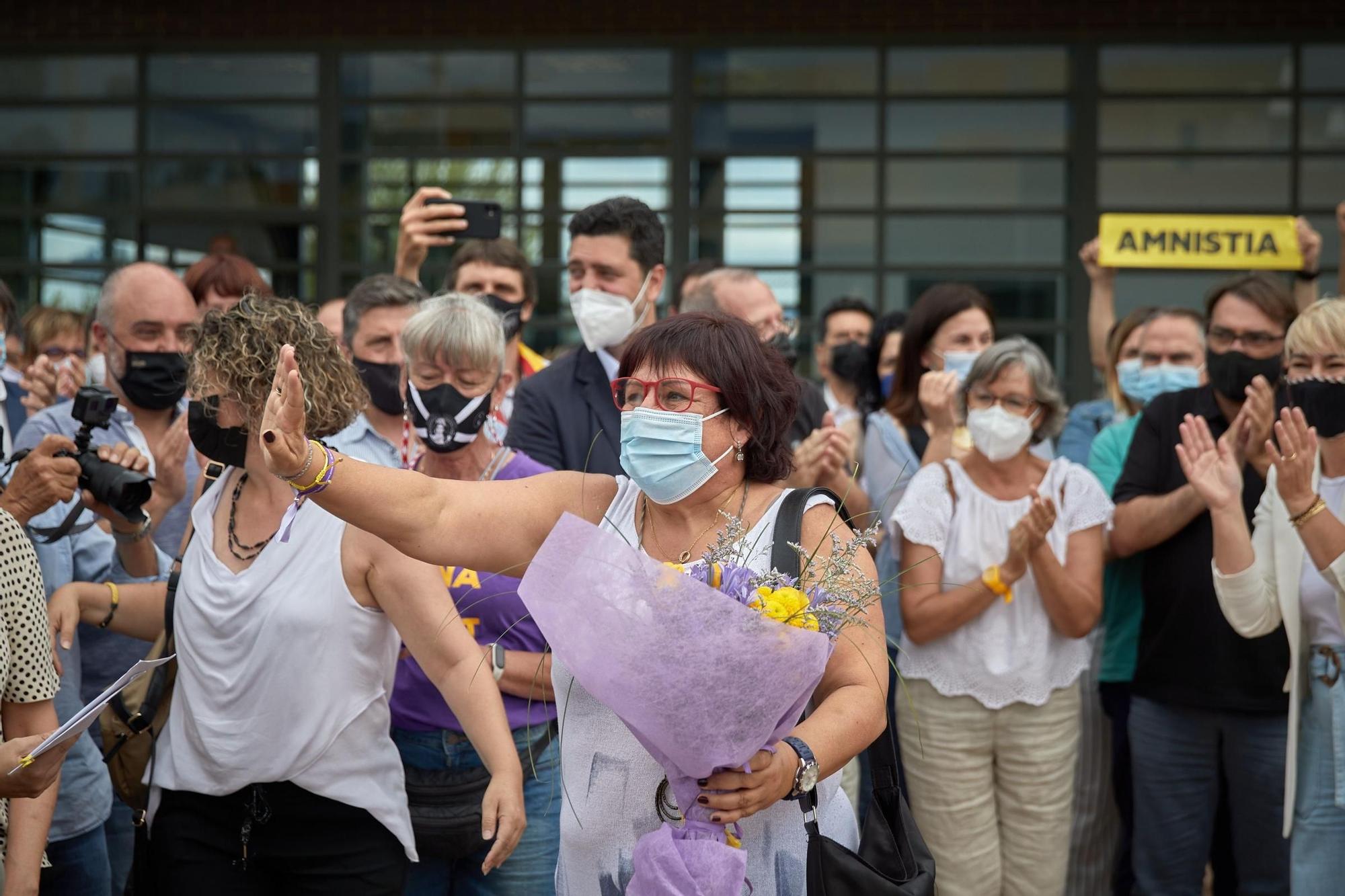 Dolors Bassa surt de la presó de Figueres