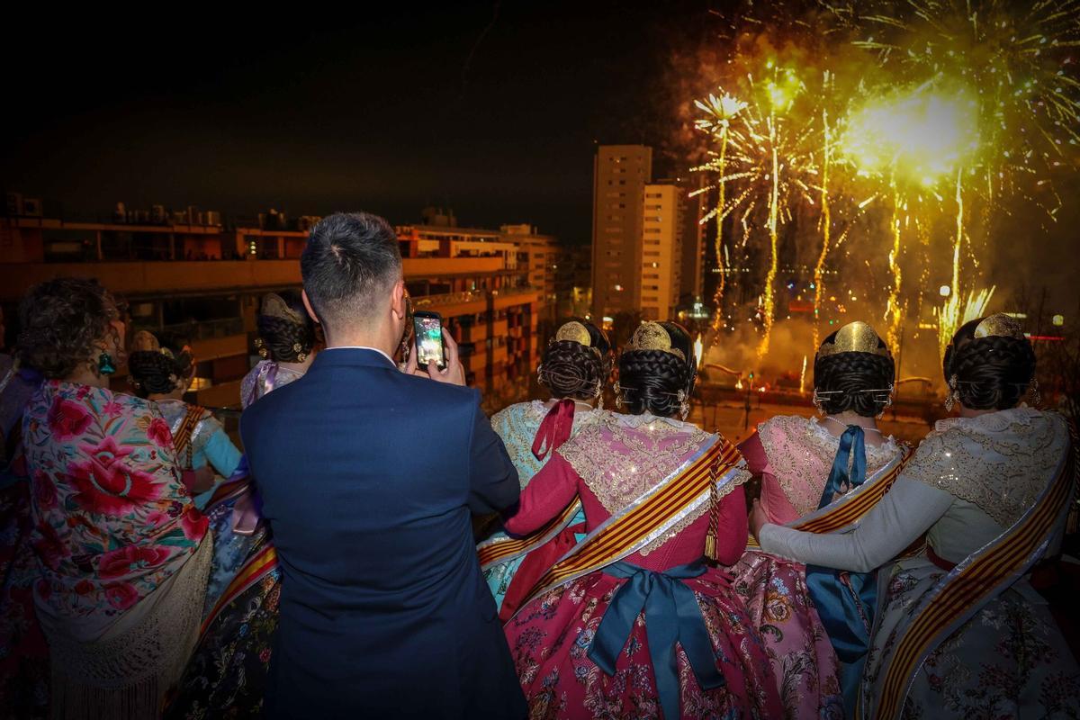 Las falleras mayores de Torrent contemplan el espectáculo pirotécnico.