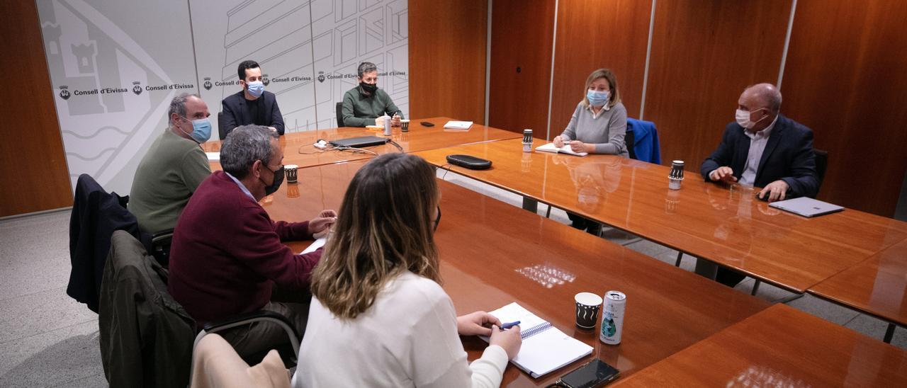 Javier Torres y Roberto Algaba, en la cabecera de la mesa, durante la reunión con los concejales de Movilidad de los ayuntamientos de la isla.