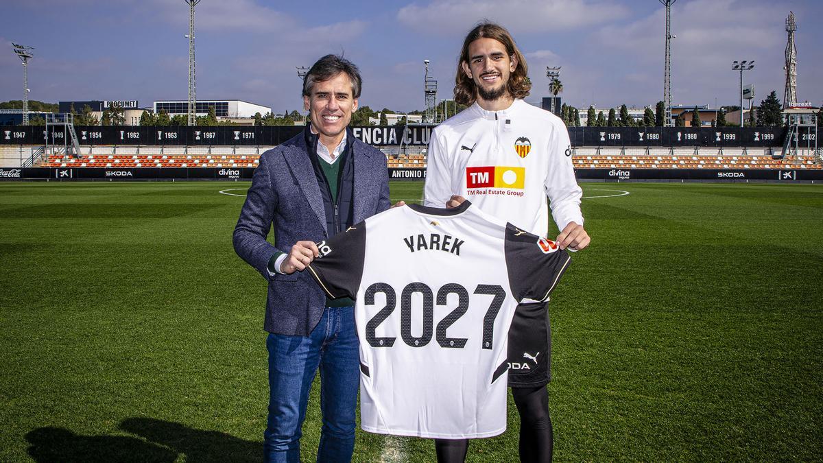 Miguel Ángel Corona y Yarek Gasiorowski posan en Paterna tras la renovación del central.