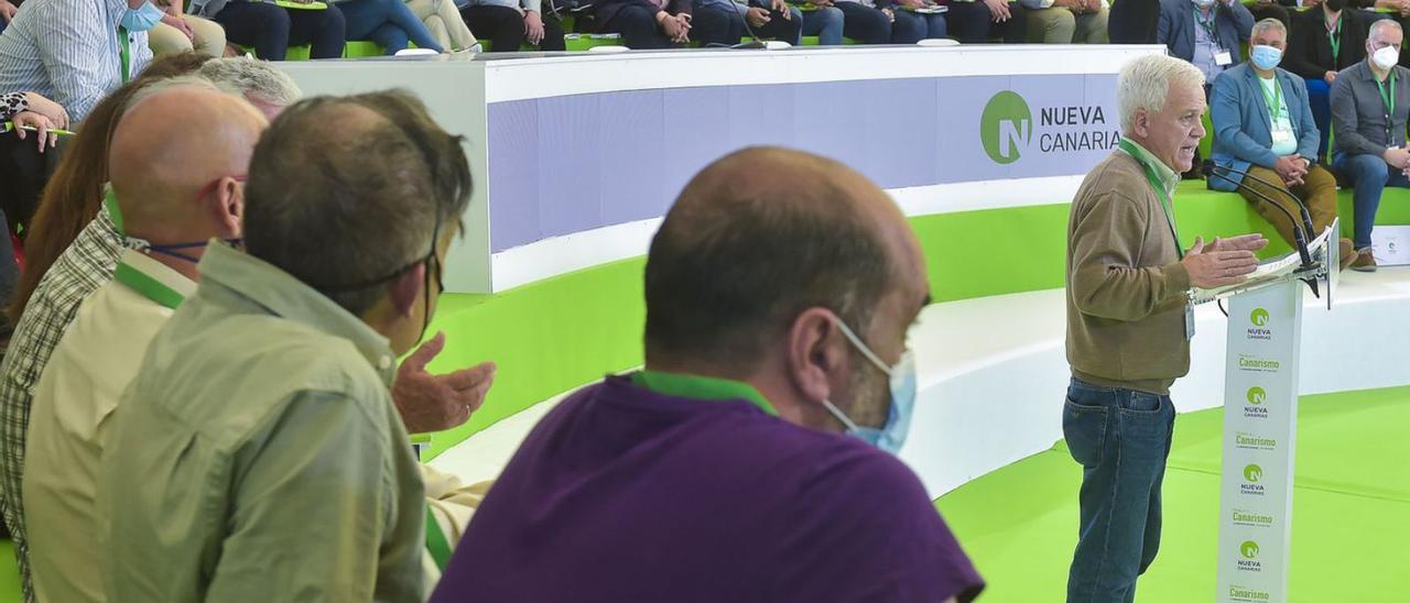 Carmelo Ramírez interviene desde la tribuna en el congreso de Nueva Canarias celebrado en abril.