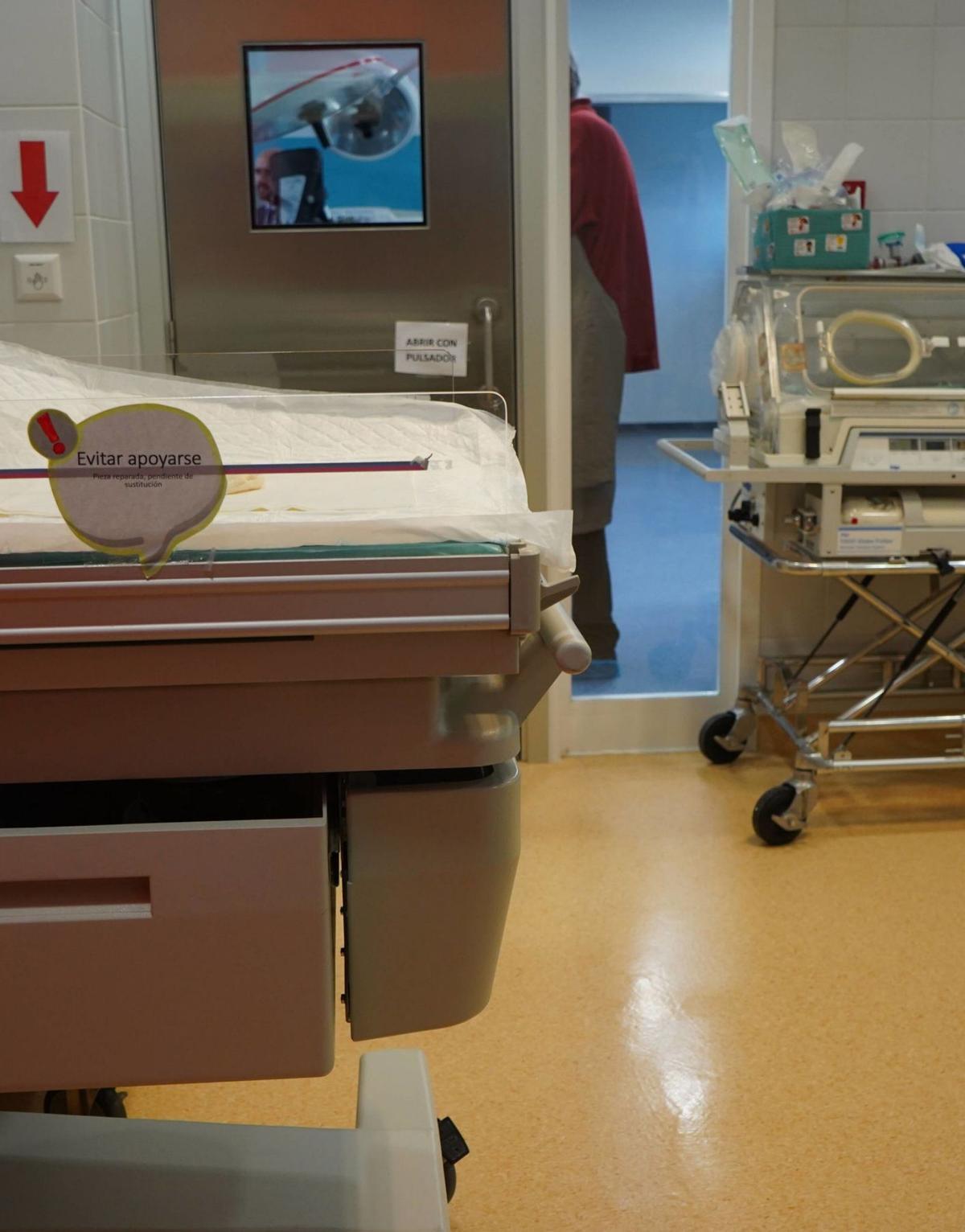 Zona de incubadoras en el quirófano de cesáreas del hospital Virgen de la  Concha.