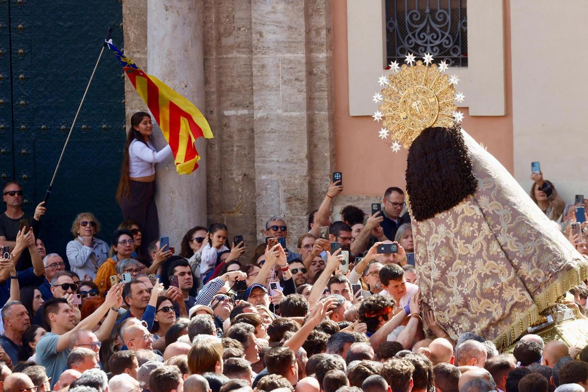 La Virgen sale al Traslado con un manto "Terreta" donado por la fallera mayor de València