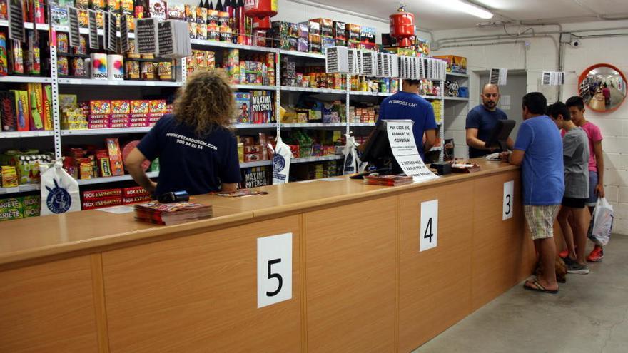 El sector pirotècnic preveu vendre un 10% més que el passat Sant Joan