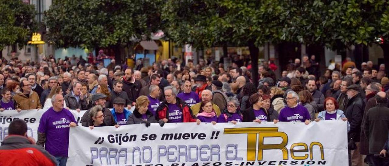 Participantes en la manifestación vecinal en favor del desarollo del plan de vías.